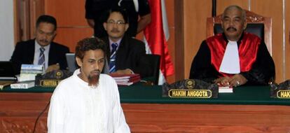 Umar Patek, acusado por el atentado de Bali, ante el tribunal de Yakarta que le juzga.