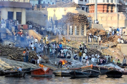 Los hindúes creen que si se muere junto al Ganges el ciclo de reencarnaciones se detiene. Las cremaciones de cadáveres son constantes en las mismas escalinatas. La escasez de madera hace que algunos cuerpos lleguen al agua sin consumirse totalmente.