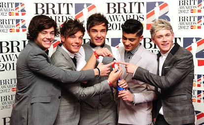 La banda One Direction recibe su primer galardón en los premios Brit, en el estadio O2 Arena de Londres (Reino Unido)  el 21 de febrero de 2012. 