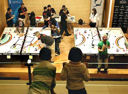 Dos niños miran el campeonato de Lego.