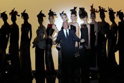 El diseñador italiano Giorgio Armani ha rendido tributo a Japón en su colección de alta costura, Privé, para otoño/invierno 2011. Se ha presentado hoy, durante la segunda jornada de desfiles de la semana de la moda de París. "Profundamente conmovido por los trágicos acontecimientos que siguieron al terremoto del pasado marzo, el diseñador ha decidido dedicar su colección a este país", explicaba un comunicado de la casa.