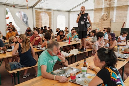 Uno de los organizadores comenta las actividades del día durante la comida.