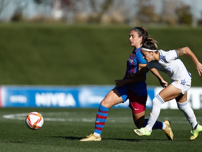Alexia Putellas disputa el balón ante Claudia Zornoza durante el Clásico entre el Real Madrid y el Barcelona la temporada pasada.