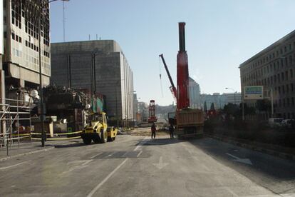 Pese a que el riesgo de desplome está descartado se mantiene un perímetro de seguridad alrededor del edificio.