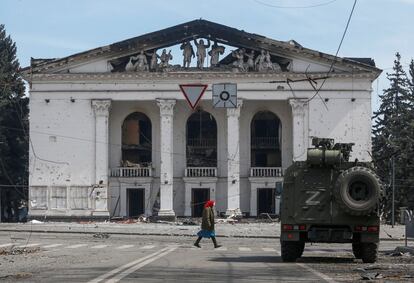 Una mujer pasa delante el teatro de Mariupol, en el sudeste de Ucrania, ante la presencia de un vehículo blindado de las fuerzas prorrusas. El edificio fue bombardeado por los militares rusos pese a albergar a un millar de civiles que se refugiaban ahí, de los que murieron cerca de 300, según las autoridades locales. El presidente ucranio, Volodímir Zelenski, ha pedido a los ciudadanos que se preparen para “operaciones aún mayores en el este” del país y ha advertido de que decenas de miles de soldados rusos se preparan para atacar. El Ministerio de Defensa ucranio ha asegurado que esta ofensiva se producirá “muy pronto”.