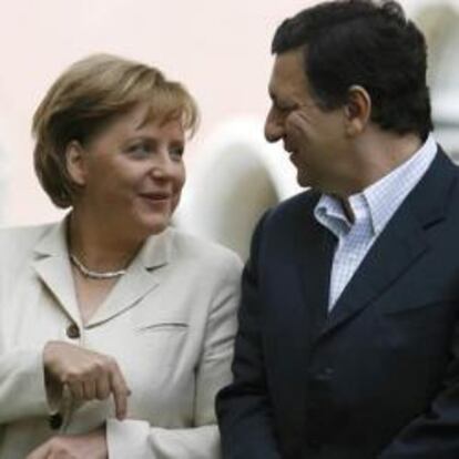 El presidente de la Comisión de la Unión Europea, José Manuel Durao Barroso, y la canciller alemana, Angela Merkel