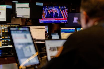 Un operador observa la rueda de prensa de Jerome Powell, presidente de la Fed.