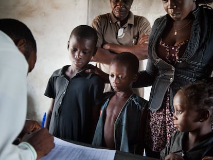 Un médico registra a unos niños antes de hacerles la prueba de VIH en el Estado de Benue, Nigeria, durante una campaña de prevención.