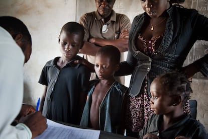 Un médico registra a unos niños antes de hacerles la prueba de VIH en el Estado de Benue, Nigeria, durante una campaña de prevención.