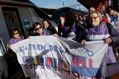 Todas las mujeres que formaron parte de El tren de la libertad, la iniciativa que surgió en una floristería de Gijón por el grupo feminista Las Comadres  como protesta al anteproyecto de ley del aborto que planteó el PP y que dejaba a España en una de las situaciones más restrictivas de Europa se convirtió en una de las marchas más multitudinarias en favor de los derechos de las mujeres. Todo lo que pasó el 1 de febrero se puede ver en el documental Yo decido. El tren de la libertad. 