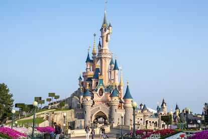 El icónico castillo de la Bella Durmiente en Disneyland París.