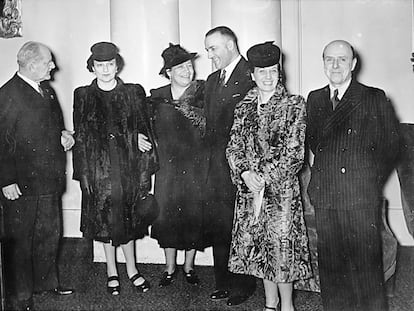 Una recepción en Berlín el 12 de marzo de 1940 con Carlos Morla, el primero por la derecha y Bebé, su esposa, que no es la que está junto a él, es la primera mujer a la izquierda. Fotografía incluída en el libro 'Diarios de Berlín. 1939-1940', EDITORIAL RENACIMIENTO. Fotografía: ARCHIVO PERSONAL FAMILIA MORLA LYNCH