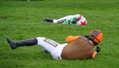 Jamie Moore y Sam Waley-Cohen en Long Run a cubierto tras una caída en San Valentín durante el Crabbie Grand National Campanario Chase en Aintree Racecourse en Liverpool, Inglaterra.