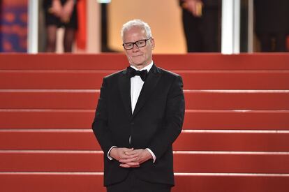 El delegado general del festival de Cannes, Thierry Frémaux, espera la llegada a la puerta del Palacio de Festivales del equipo de 'Parásitos', en la última edición del certamen francés.