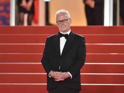 El delegado general del festival de Cannes, Thierry Frémaux, espera la llegada a la puerta del Palacio de Festivales del equipo de 'Parásitos', en la última edición del certamen francés.