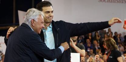 El expresidente Felipe González y Pedro Sánchez.