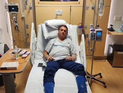 Fotografía publicada por el expresidente brasileño Jair Bolsonaro en sus redes sociales, tomada en un hospital de Orlando (Florida).