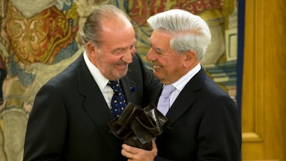 El rey emérito Juan Carlos I y Mario Vargas Llosa, en el Palacio de La Zarzuela, Madrid, en 2010.
