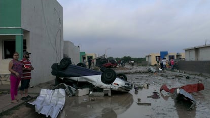 En la imagen se observan los destrozos que ha ocasionado el tornado de escala 4 en el municipio de Ciudad Acuña, en el Estado mexicano de Coahuila.