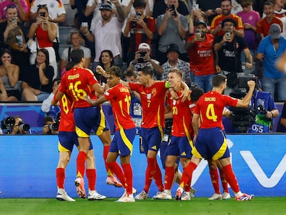 Los jugadores de la selección española celebran el gol de Dani Olmo contra Francia.
