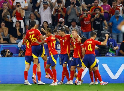 Los jugadores de la selección española celebran el gol de Dani Olmo contra Francia.