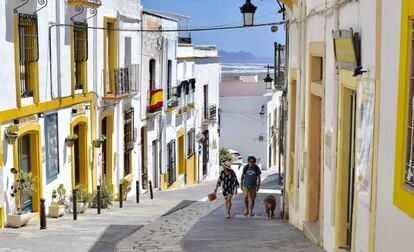 Dos personas pasean por una calle de Níjar, en Almería.