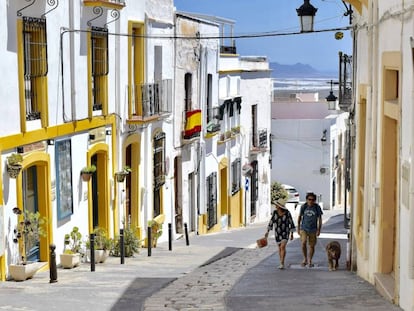 Dos personas pasean por una calle de Níjar, en Almería.