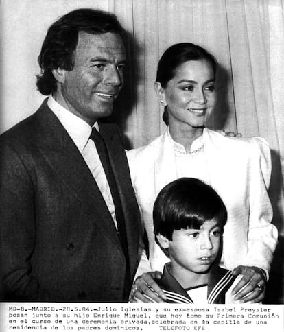 Julio Iglesias, con Isabel Preysler y su hijo menor Enrique el día de su primera comunión en 1994.