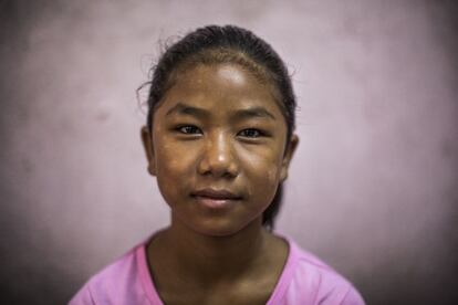 Jiya Tamang, 12 años. Su madre murió y su padre, con problemas de corazón, no podía hacerse cargo de ella, ya que el poco dinero del que disponía era para sus medicinas. Es la pequeña de tres hermanos que viven con otros familiares.