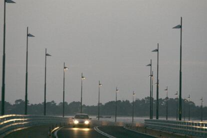 Viaducto entre A Illa y Vilanova de Arousa, con el alumbrado apagado en la mitad que le corresponde encender a este último municipio.