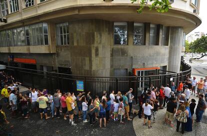 Fila de eleitores em Copacabana, Rio de Janeiro.