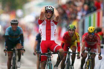 Kwiatkowski celebra la victoria mientras que a su izquierda Valverde y Breschel luchan por el podio.