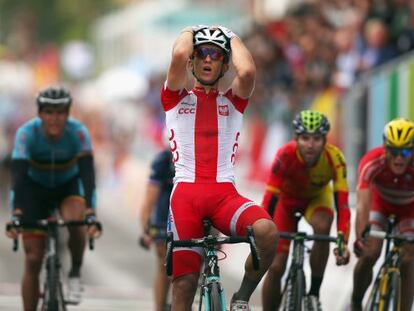 Kwiatkowski celebra la victoria mientras que a su izquierda Valverde y Breschel luchan por el podio.