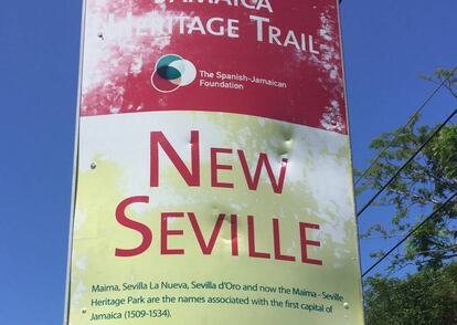 Letrero de la Jamaica Heritage Trail en Nuevo Sevilla, Jamaica. El proyecto consiste en una serie de guiones gráficos erigidos en varios sitios de importancia histórica de la isla.