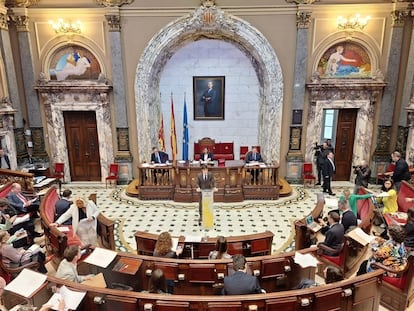 Imagen del pleno extraordinario celebrado en el Ayuntamiento de València este viernes con los afectados de las pedanías de la dana.