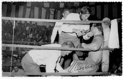 Gregory Peck, Harry Andrews (agachado) y John Huston
(detrás) asistiendo al púgil Joe Powell en el combate de boxeo benéfico
celebrado en el patio del Teatro Cuyás, el 30 de diciembre de 1954.