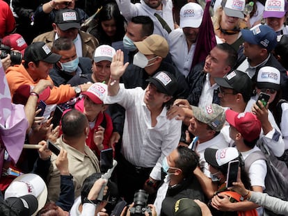 Fico Gutiérrez de la coalición Equipo por Colombia, con sus seguidores en las calles de Bogotá.