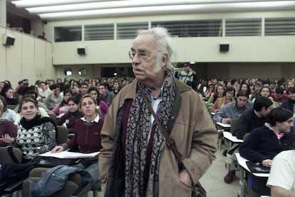 El filósofo Agustín García Calvo, durante su participación en el I Congreso Internacional Nudo Mediterráneo, en 2004.