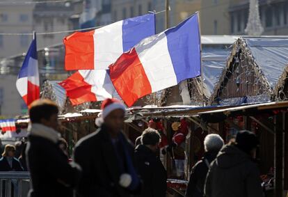  Banderas francesas ondean en un mercado de navidad en Marsella (Francia).