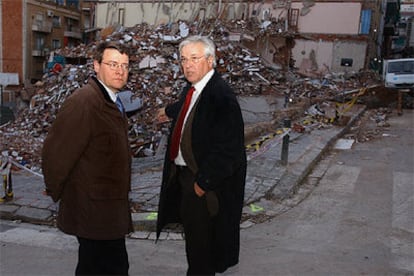 El ministro Jordi Sevilla y el alcalde de Barcelona, Joan Clos, durante su visita al barrio del Carmel.