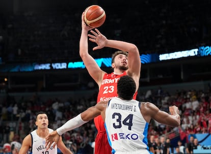 Sengün lanza ante Giannis Antetokounmpo.