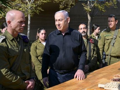 El primer ministro israelí, Benjamín Netanyahu, este jueves durante una visita a las tropas apostadas en la base de Reim, cerca de Gaza, en una imagen facilitada por el Ejército de Israel.