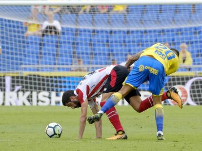 Vitolo pugna con Ra&uacute;l Garc&iacute;a en el partido que enfrent&oacute; a Las Palmas y Athletic la pasada jornada.