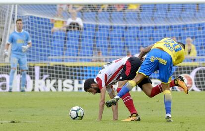Vitolo pugna con Raúl García en el partido que enfrentó a Las Palmas y Athletic la pasada jornada.