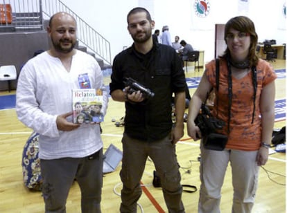 Los cooperantes Manuel Tapial (izquierda) y Laura Arau (derecha), junto al periodista David Segarra.