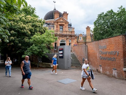 Visitors outside the Royal Greenwich Observatory in London (U.K.).