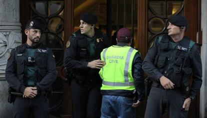 Agentes de la Guardia Civil en la consejería de Economía.