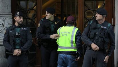 Agentes de la Guardia Civil en la consejer&iacute;a de Econom&iacute;a.