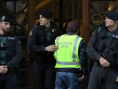 Agentes de la Guardia Civil en la consejer&iacute;a de Econom&iacute;a.