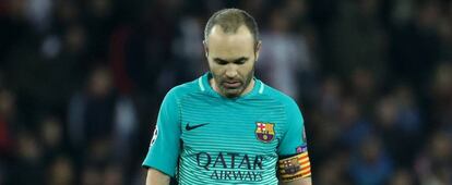 Andrés Iniesta, decepcionado en el Parque de los Príncipes.